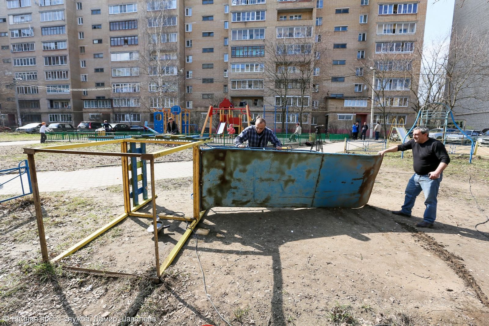 В Сергиевом Посаде начался демонтаж опасных детских площадок