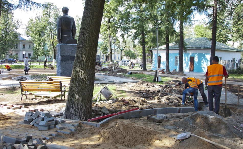 Сквер у памятника Загорскому приводят в порядок