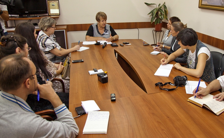 На вопросы местных СМИ ответила начальник управления образования администрации Сергиево-Посадского района  Ольга Дударева