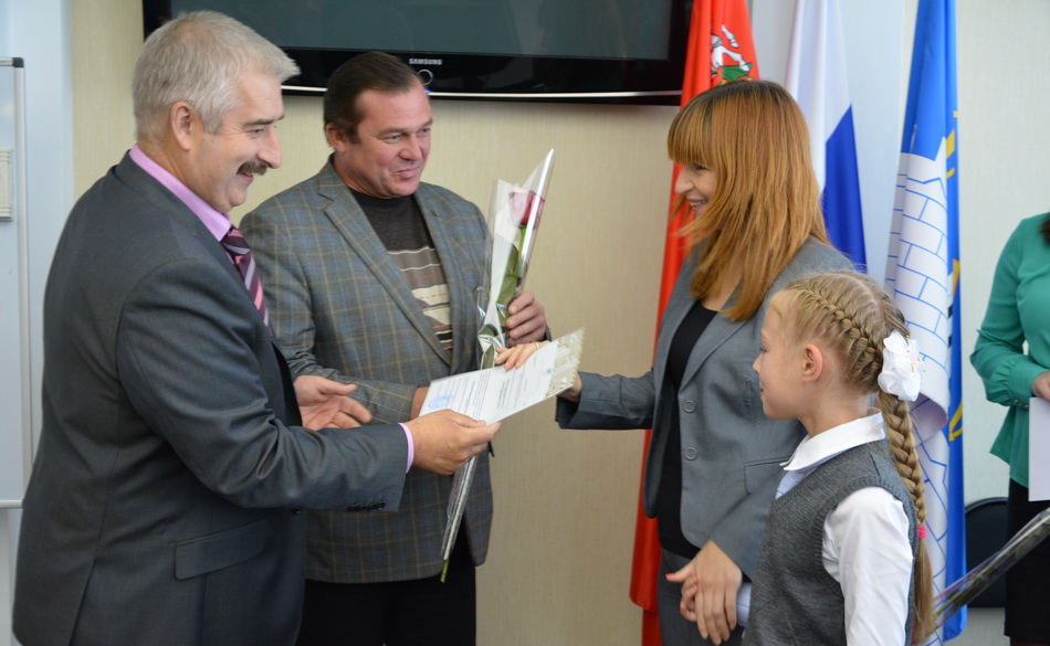 В Сергиевом Посаде вручили жилищные сертификаты молодым семьям