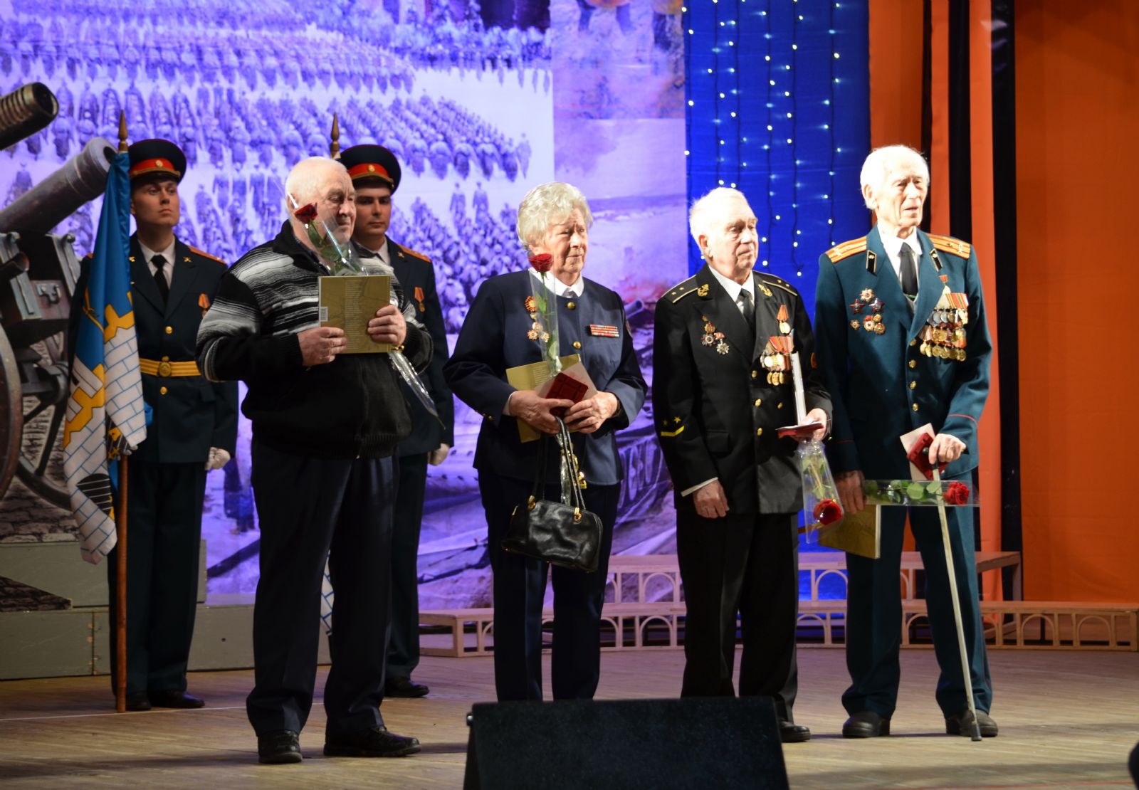 Военнослужащих и ветеранов поздравили с Днем защитника Отечества