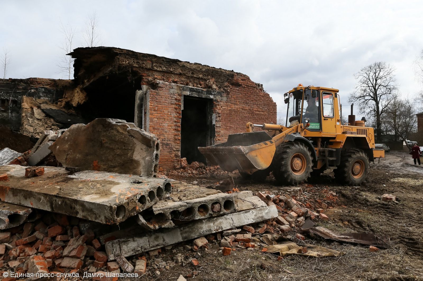 В Сергиево-Посадском районе снесли здание в рамках областного субботника