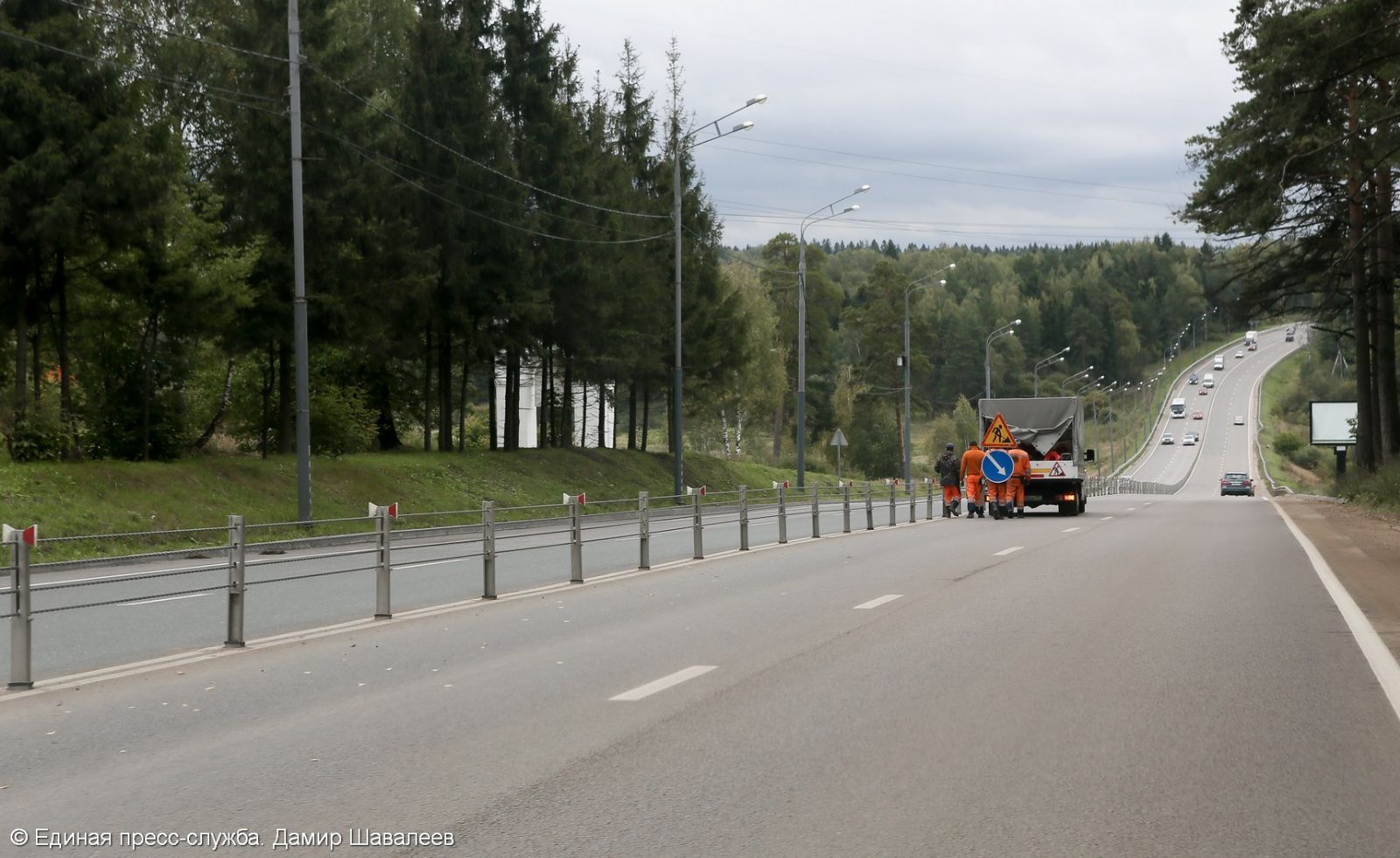 На опасном участке Московского шоссе установили тросовое ограждение