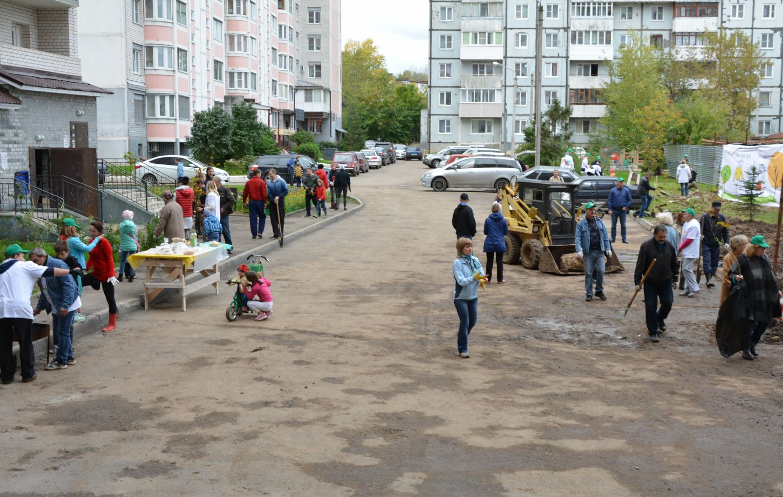Жители проблемного дома на Матросова украсили двор в рамках акции «Наш Лес»