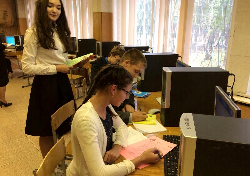 В Сергиевом Посаде молодогвардейцы проверили грамотность студентов