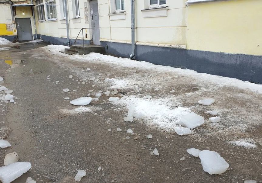 Упавшая глыба льда чуть не убила семью в Сергиевом Посаде